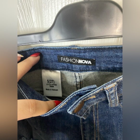 Fashionnova distressed jeans - Picture 4 of 5